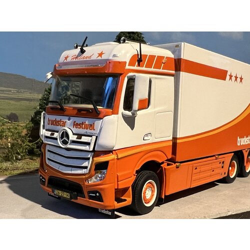 WSI WSI Mercedes Actros MP4 Bigspace 6x2 motorwagen met 3-assige aanhanger TRUCKSTAR 2014 WSI WSI Mercedes Actros MP4 Bigspace 6x2 motorwagen met 3-assige aanhanger TRUCKSTAR 2014