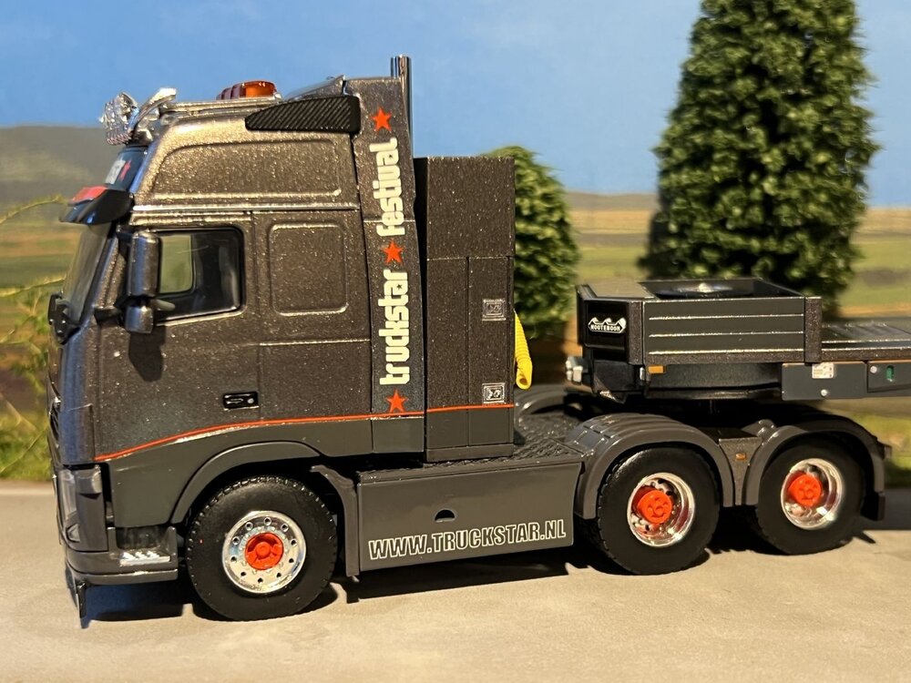 WSI WSI Volvo FH3 Glob. XL 6x4 + eurolowloader + 20ft. container TRUCKSTAR 2012