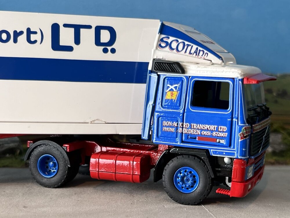 Tekno Tekno Volvo F12 met 3-as  koeloplegger BON ACCORD SCOTLAND