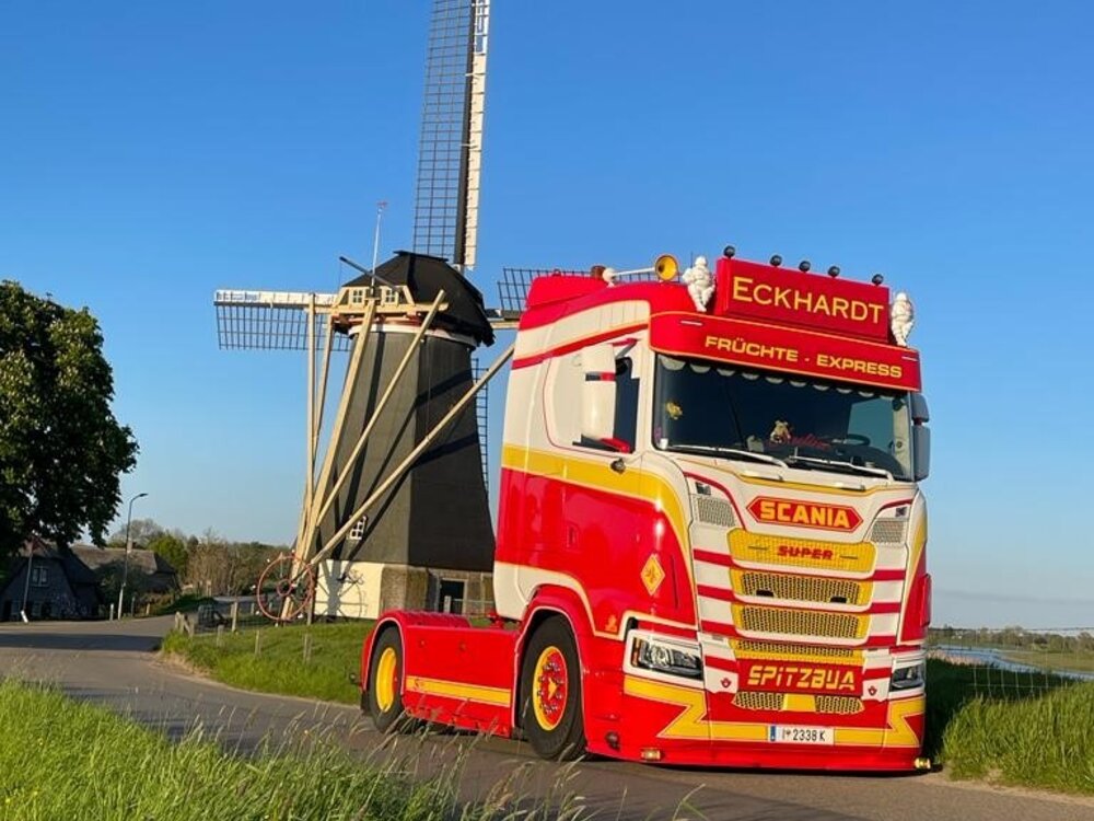 Tekno Tekno Scania Next Gen S-serie 4x2 met 3 assige koeltrailer ECKHARDT