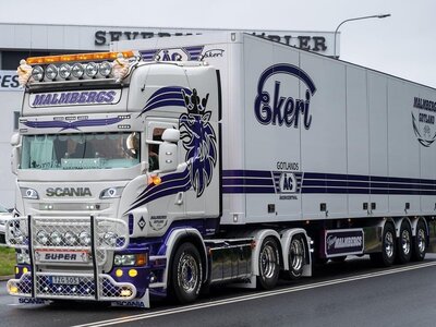 Tekno Tekno Scania R-serie Streamline Topline met 3-assige gesloten oplegger MALMBERGS