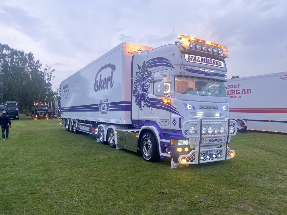 Tekno Tekno Scania R-serie Streamline Topline met 3-assige gesloten oplegger MALMBERGS