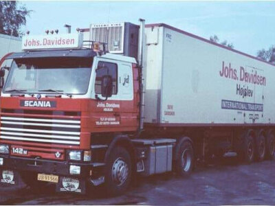WSI WSI Scania 142M 4x2 + 3-as classic koeloplegger JOHS DAVIDSEN