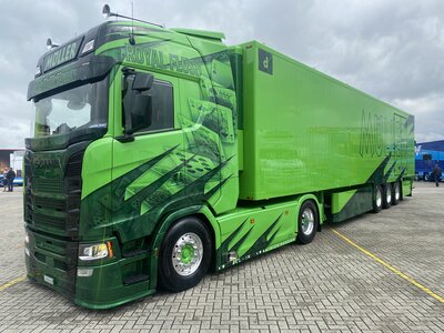 Tekno Tekno Scania Next Gen S660 with 3-axle reefer trailer MULLER "ROYAL FLUSH"