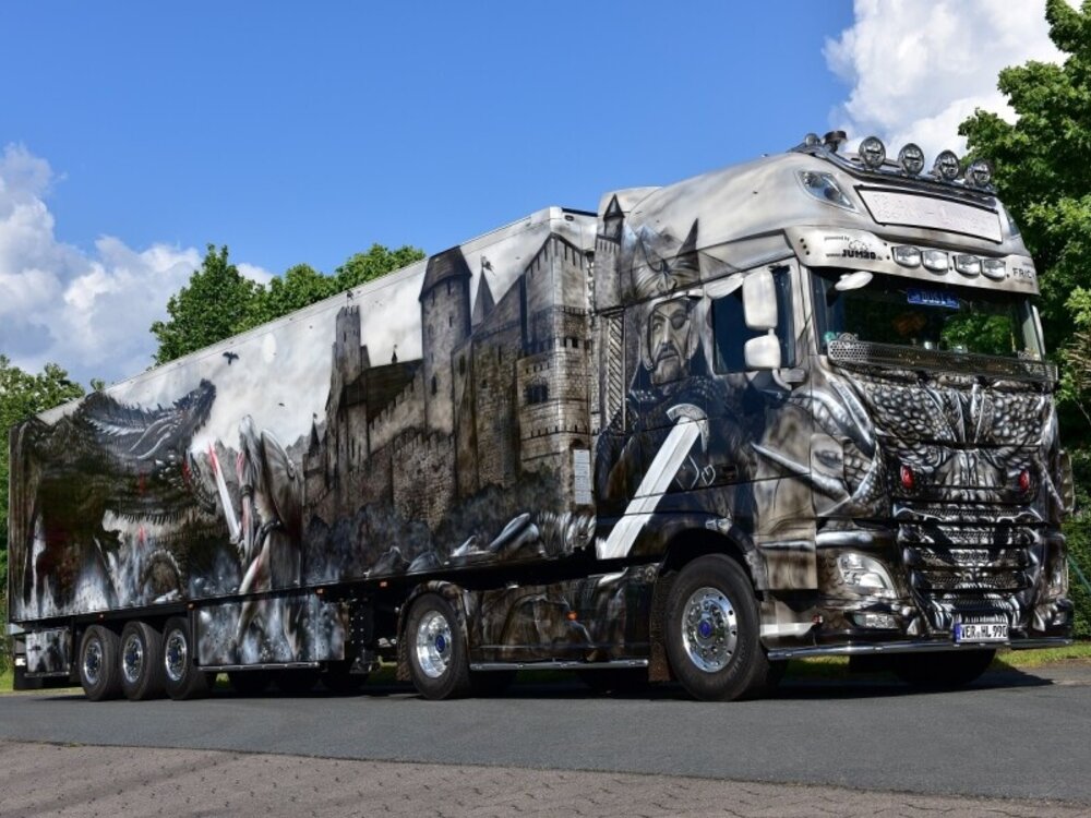 WSI WSI DAF XF Super Space Cab 4x2 met 3-as koeloplegger HEIDE LOGISTIK