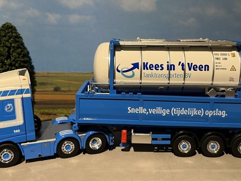 Tekno Tekno DAF XF Euro 6 Space Cab 6x2 met swap tankcontainer met resin lekbak Kees in 't Veen