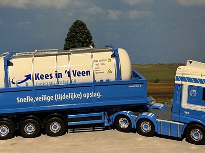 Tekno Tekno DAF XF Euro 6 Space Cab 6x2 met swap tankcontainer met resin lekbak Kees in 't Veen