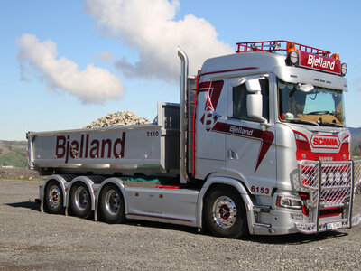 WSI WSI Scania S  bakwagen met haakarm  8x4 + haakarm container  BJELLAND