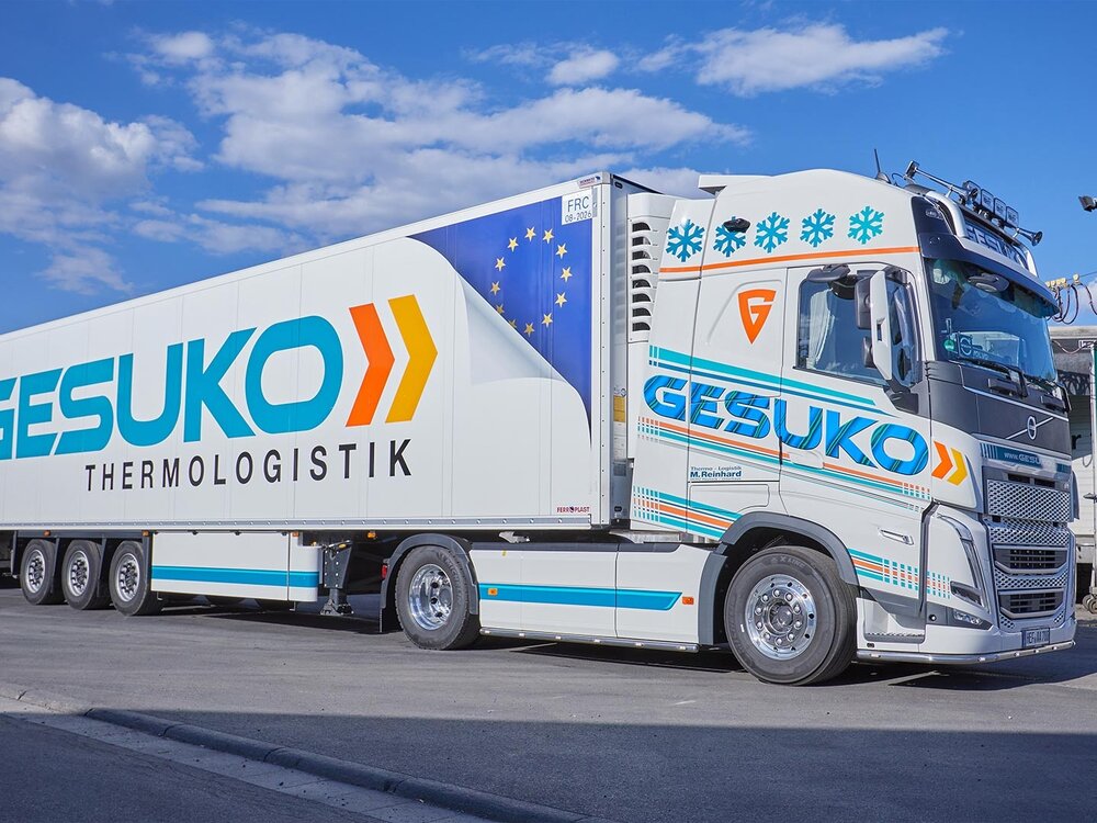 Tekno Tekno Volvo FH05 Globetrotter XL met 3-assige koeloplegger GESUKO