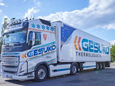 Tekno Tekno Volvo FH05 Globetrotter XL with 3-axle reefer trailer GESUKO