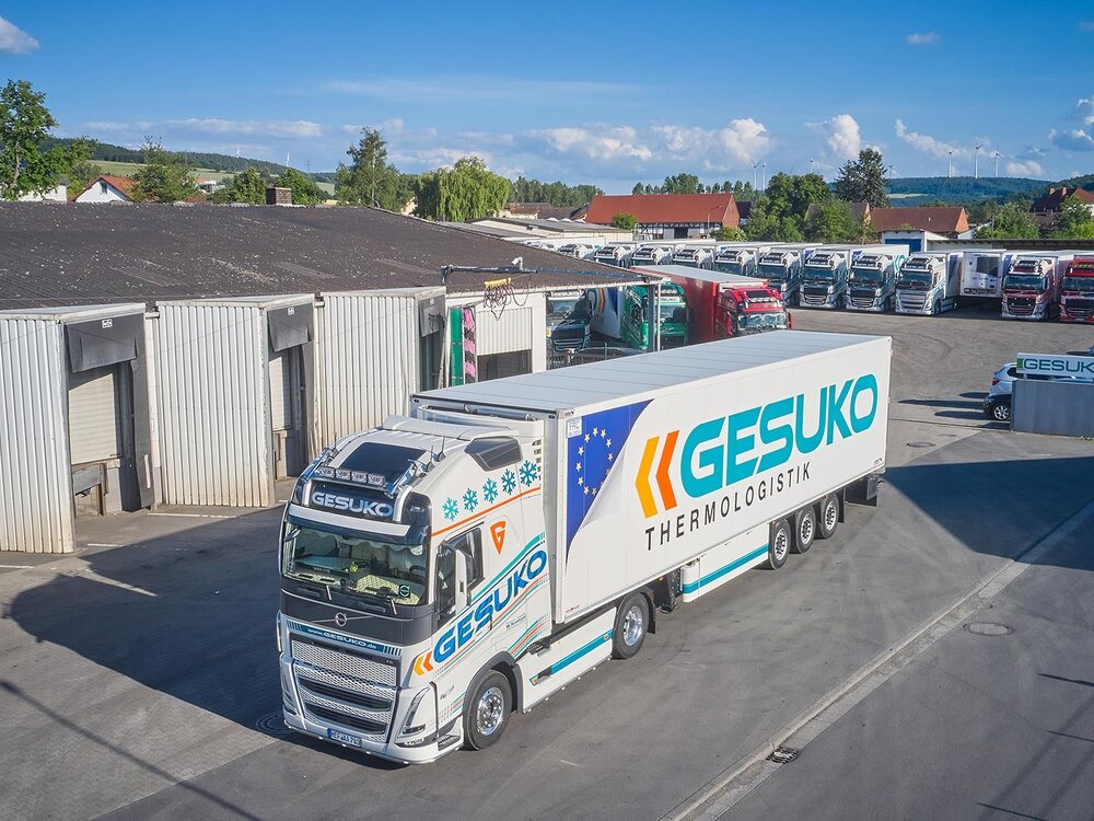 Tekno Tekno Volvo FH05 Globetrotter XL with 3-axle reefer trailer GESUKO