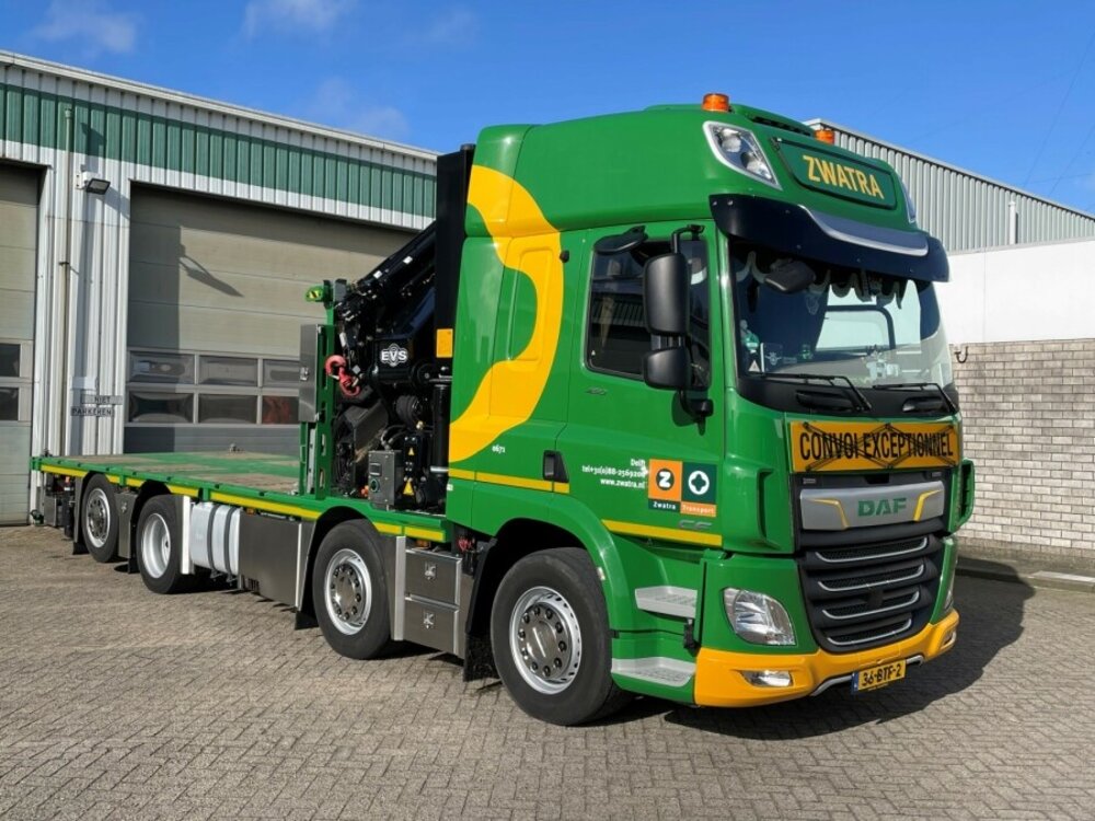 WSI WSI DAF CF Space Cab flatbed truck with palfinger + 3-axle flatbed trailer ZWATRA