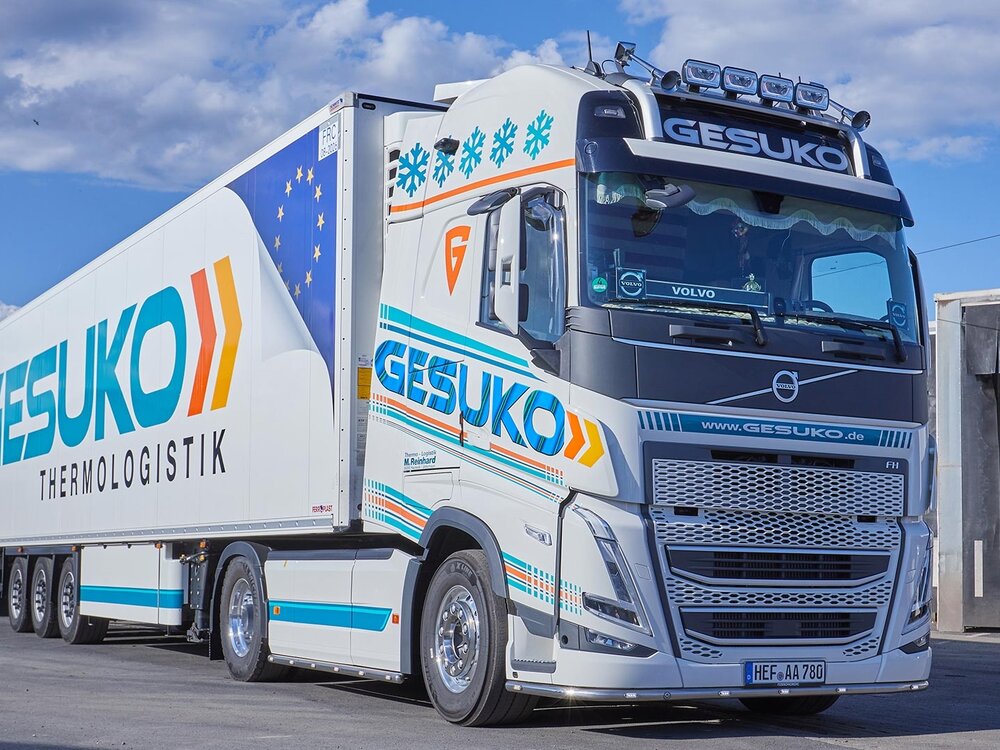 Tekno Tekno Volvo FH05 Globetrotter XL with 3-axle reefer trailer GESUKO