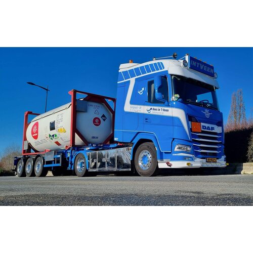 Tekno Tekno DAF XG 4x2 met kort container chassis met Swap container KEES IN'T VEEN