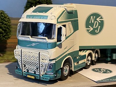 Tekno Tekno  Volvo FH04 Globetrotter XL with reefer semitrailer N.H. de Jonge