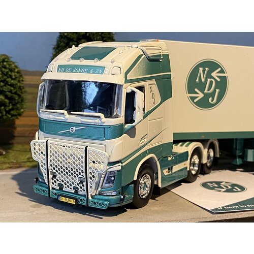 Tekno Tekno  Volvo FH04 Globetrotter XL with reefer semitrailer N.H. de Jonge