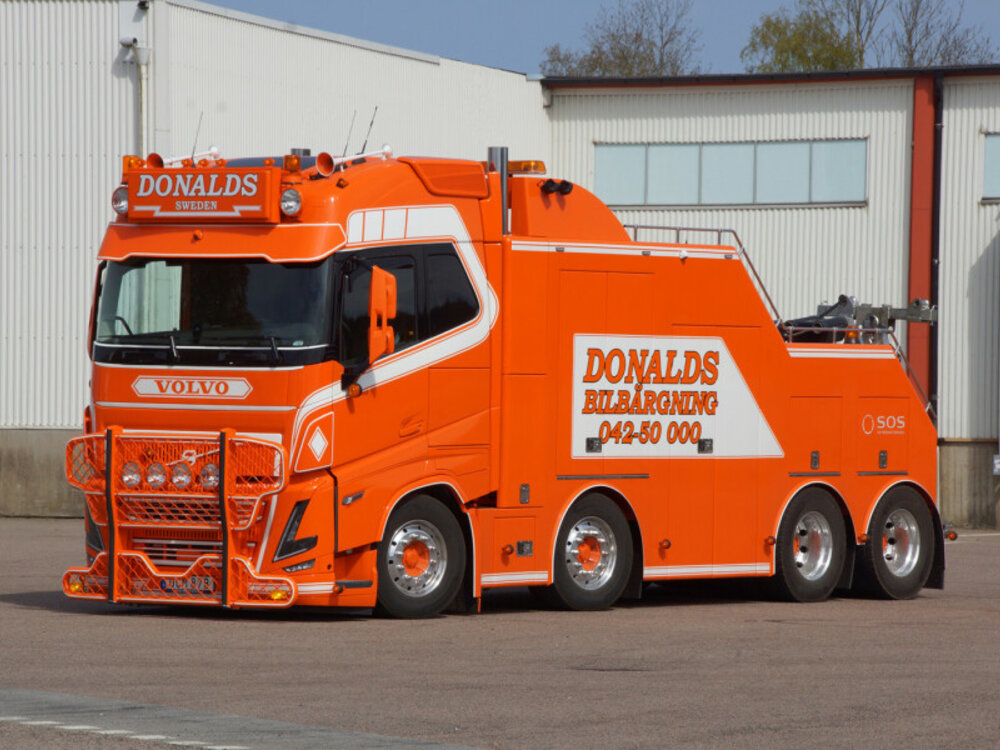 WSI WSI  Volvo FH5 Globetrotter 8x4 Falkom - 4 axle Donalds Bilbärgning