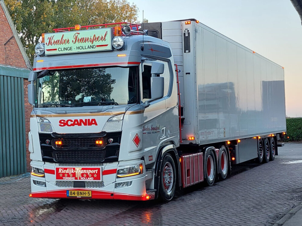 WSI WSI Scania R Normal  6X2  with 3-axle reefer trailer DE KRAKER