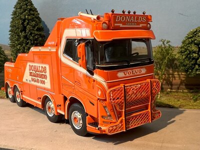 WSI WSI  Volvo FH5 Globetrotter 8x4 Falkom - 4 axle Donalds Bilbärgning