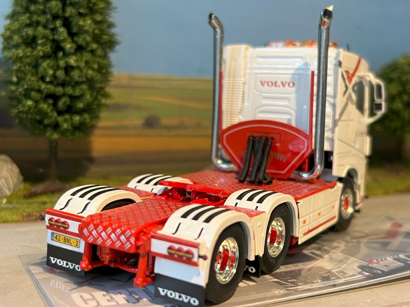 WSI Volvo FH4 sleeper cab 6x2 VOETS - Miniatuurshop.com