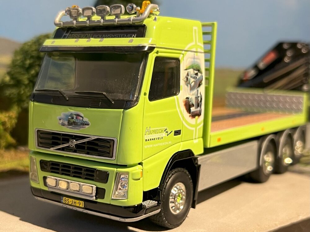 Tekno Tekno Volvo FH motorwagen aanhanger met vlakke laadvloer en kraan HAPREKON