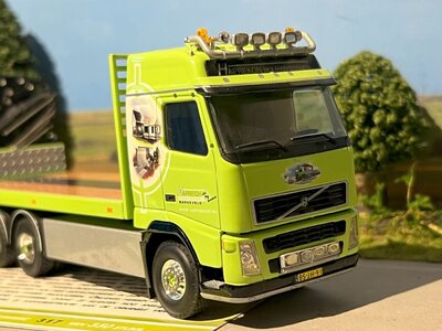 Tekno Tekno Volvo FH motorwagen aanhanger met vlakke laadvloer en kraan HAPREKON