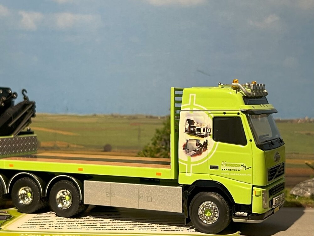 Tekno Tekno Volvo FH motorwagen aanhanger met vlakke laadvloer en kraan HAPREKON