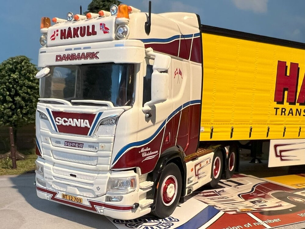 Tekno Tekno Scania Next Gen 6x2 met 3-as zeilenoplegger CHRISTENSEN HAKULL