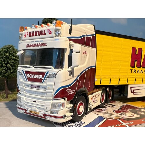 Tekno Tekno Scania Next Gen 6x2 met 3-as zeilenoplegger CHRISTENSEN HAKULL Tekno Tekno Scania Next Gen 6x2 met 3-as zeilenoplegger CHRISTENSEN HAKULL
