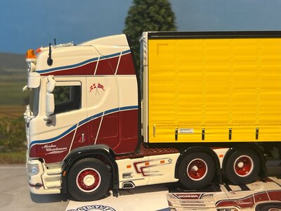 Tekno Tekno Scania Next Gen 6x2 met 3-as zeilenoplegger CHRISTENSEN HAKULL