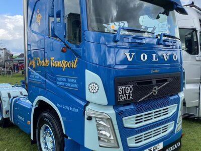 WSI WSI Volvo FH4 flat roof 6x2 with 3-axle ramped lowloader GEOFF DODDS "Fifty shades of blue"