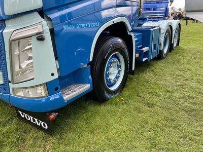 WSI WSI Volvo FH4 flat roof 6x2 with 3-axle ramped lowloader GEOFF DODDS "Fifty shades of blue"