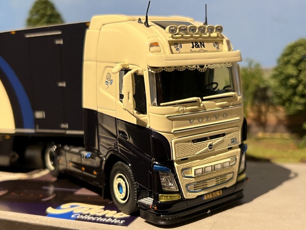 Tekno Tekno Volvo FH04 Globetrotter XL 4x2 met 2-assige bloementrailer J&N BLUMEN