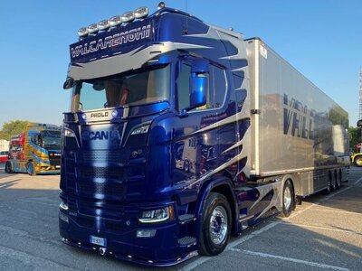 Tekno Tekno Scania Next Gen S-serie Highline 4x2 met 3-assige koeloplegger VALCARENGHI