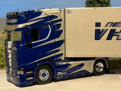 Tekno Tekno Scania Next Gen S-serie Highline 4x2 with 3-axle reefer trailer VALCARENGHI