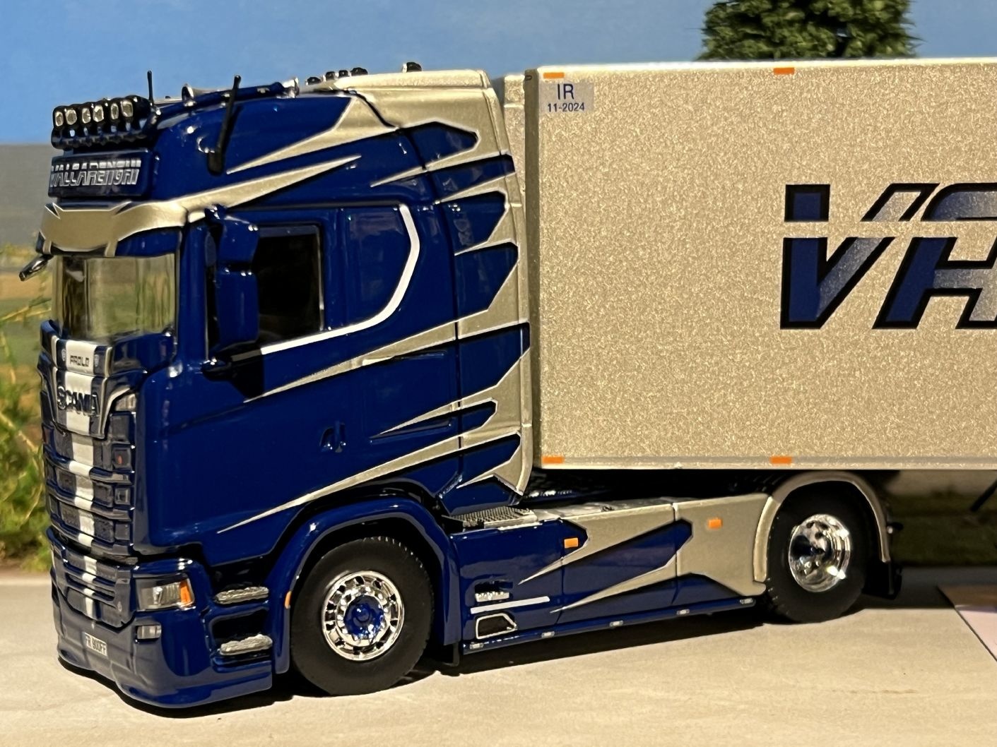 Tekno Tekno Scania Next Gen S-serie Highline 4x2 with 3-axle reefer trailer  VALCARENGHI