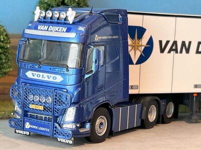 WSI WSI  Volvo FH4 Globetrotter XL 6x2 met 3-as koeloplegger VAN DIJKEN