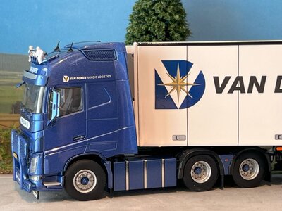 WSI WSI  Volvo FH4 Globetrotter XL 6x2 met 3-as koeloplegger VAN DIJKEN