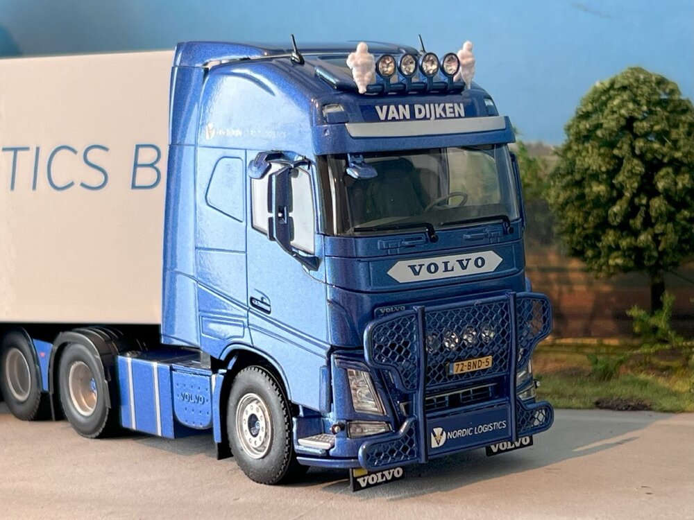 WSI WSI  Volvo FH4 Globetrotter XL 6x2 met 3-as koeloplegger VAN DIJKEN