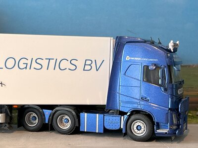 WSI WSI  Volvo FH4 Globetrotter XL 6x2 met 3-as koeloplegger VAN DIJKEN