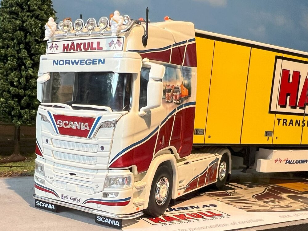 Tekno Tekno Scania Next Gen 6x2 met 3-as zeilenoplegger HAKULL TALLAKSEN