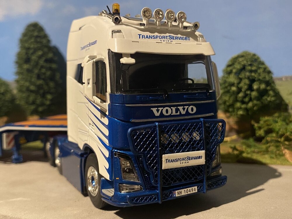 WSI WSI Volvo FH4 Glob. XXL 6x4 with 4-axle semi lowloader Transport Service AS Skien