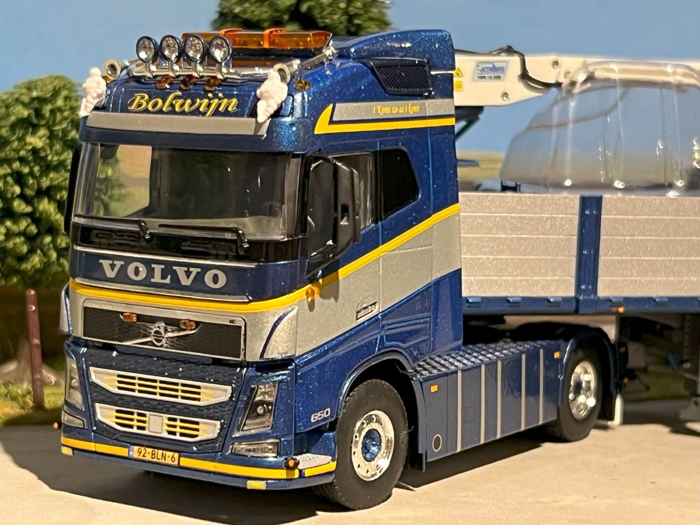 WSI Volvo FH4 Glob. 4x2 + 3-axle brick trailer BOLWIJN