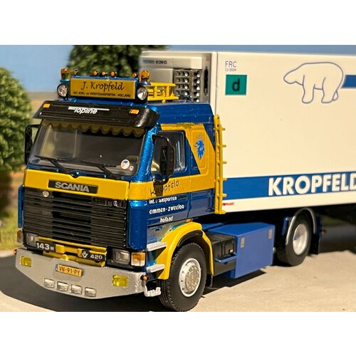 WSI WSI Scania 3-serie 4x2 met 3-as koeloplegger KROPFELD WSI WSI Scania 3-serie 4x2 met 3-as koeloplegger KROPFELD