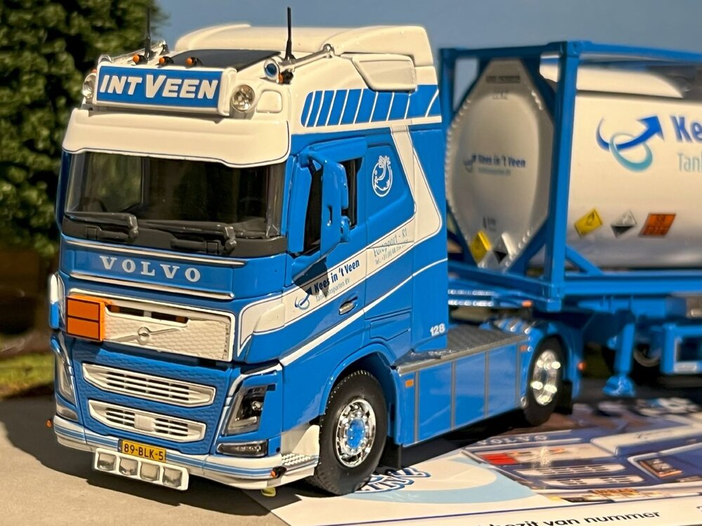 Tekno Tekno Volvo FH04 Globetrotter met  kort tankcontainer chassis Kees in 't Veen