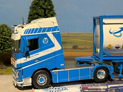 Tekno Tekno Volvo FH04 Globetrotter met  kort tankcontainer chassis Kees in 't Veen