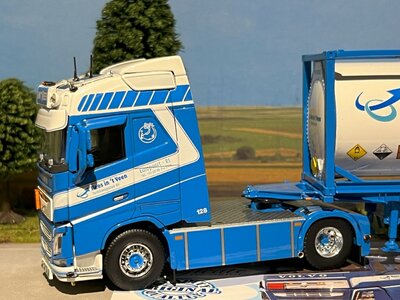 Tekno Tekno Volvo FH04 Globetrotter with short tankcontainer chassis Kees in 't Veen
