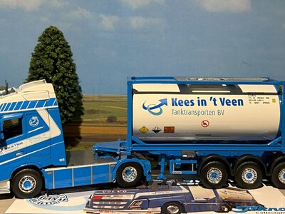 Tekno Tekno Volvo FH04 Globetrotter met  kort tankcontainer chassis Kees in 't Veen