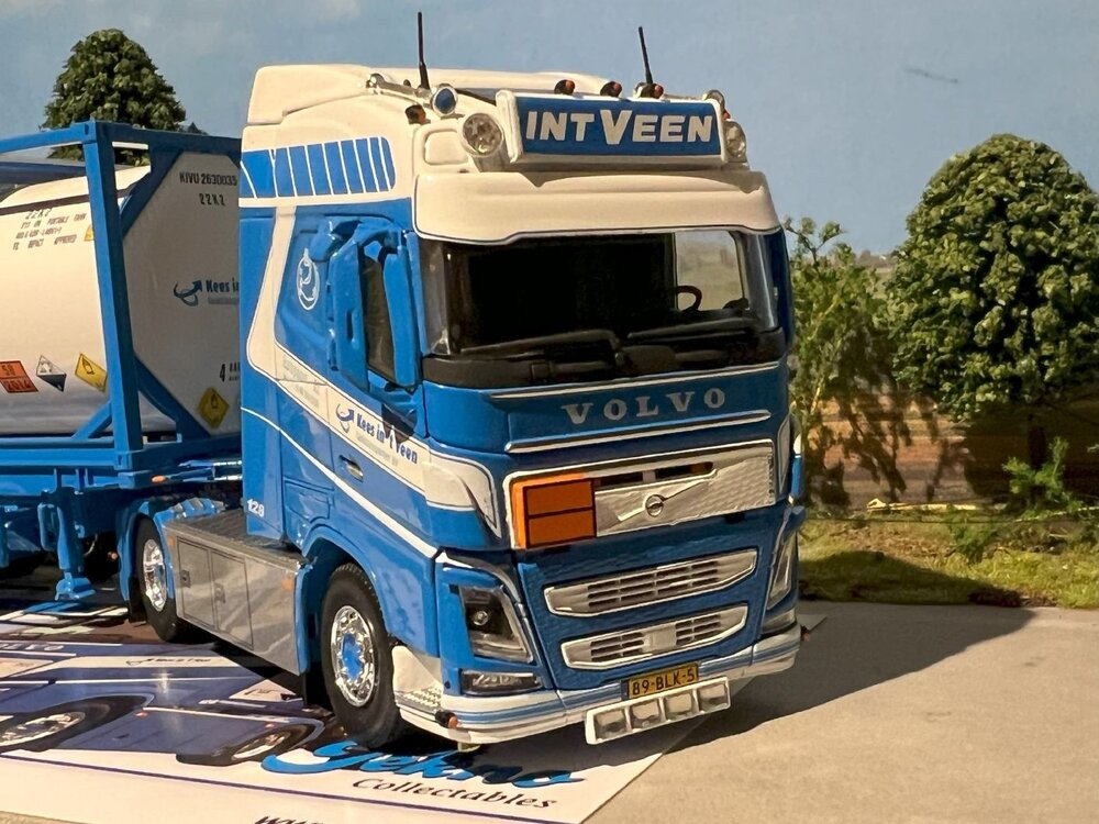 Tekno Tekno Volvo FH04 Globetrotter met  kort tankcontainer chassis Kees in 't Veen