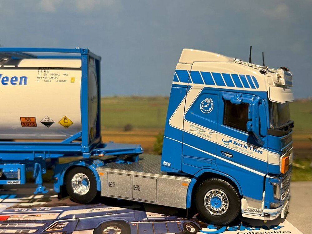 Tekno Tekno Volvo FH04 Globetrotter met  kort tankcontainer chassis Kees in 't Veen